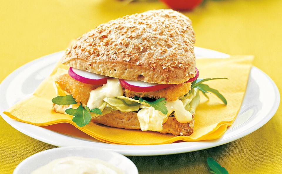 Fischburger mit Rucola und Senfsauce