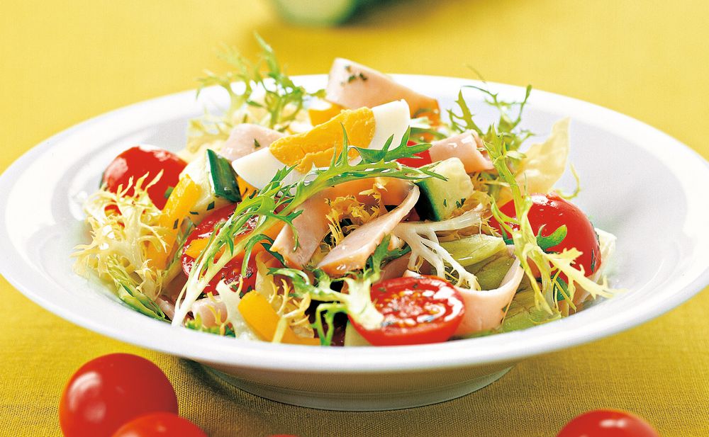 Gemüsesalat mit Putenschinken • Rezept • GUSTO.AT