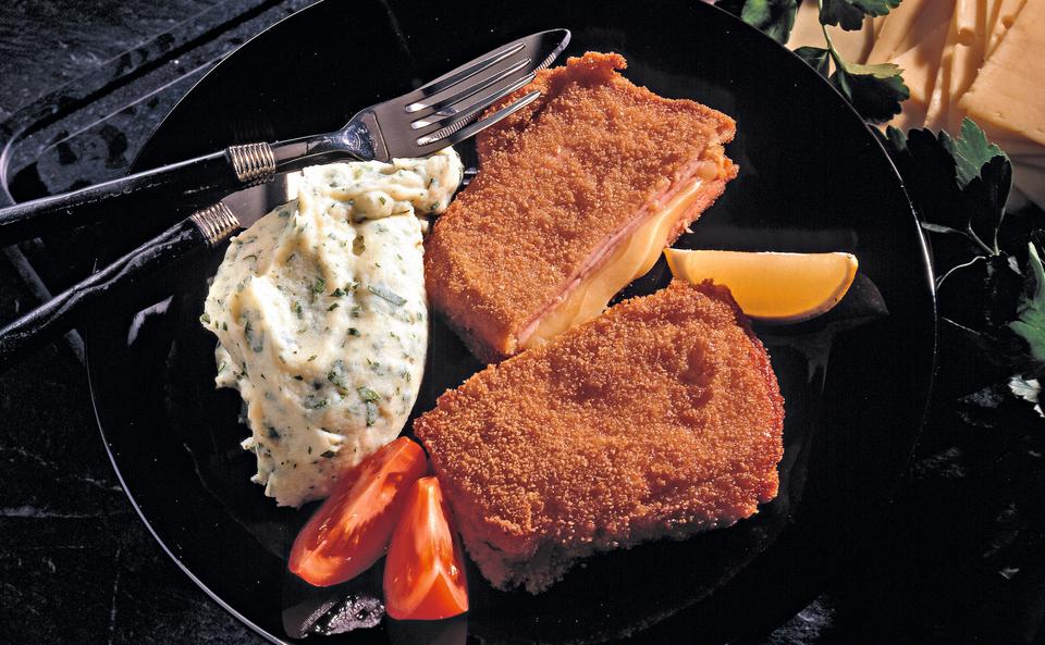 Leberkäs-Cordon-bleu mit Kräuter-Erdäpfelpüree