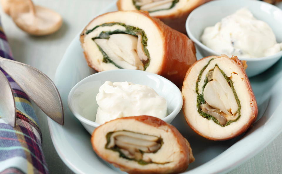 Spinat-Hühnerröllchen mit Pilzen und Trüffelmayonnaise