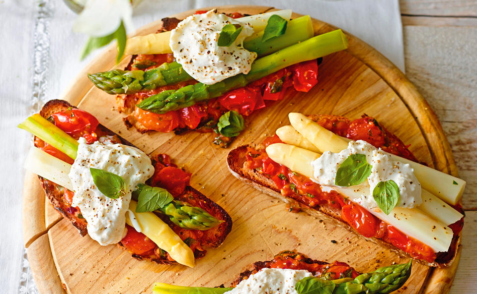 Sauerteigbrot mit Paradeisern, Spargel, Burrata und Basilikum