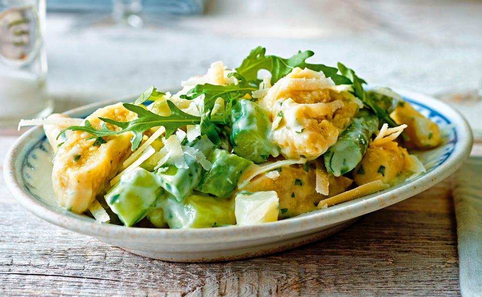 Erbsen-Gnocchi mit Spargel und Käse-Rucolasauce