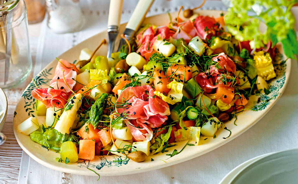 Spargelsalat mit Melone, Prosciutto, Kapern und Kresse