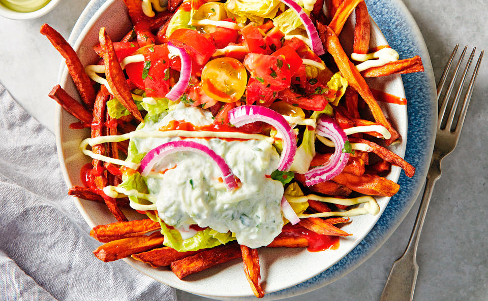 Poutine mit Süßkartoffel-Parmesan-Pommes & Avocadomayonnaise