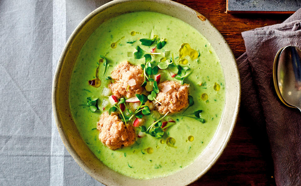 Erbsen-Kokossuppe mit Kalbfleischbällchen, Spinat und Radieschen