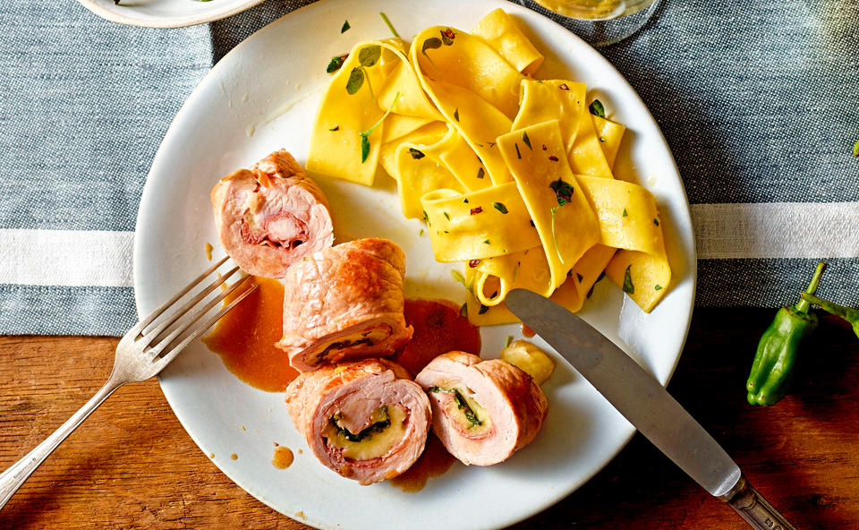 Schnitzelröllchen mit Prosciutto, Mozzarella, Basilikum und Pappardelle