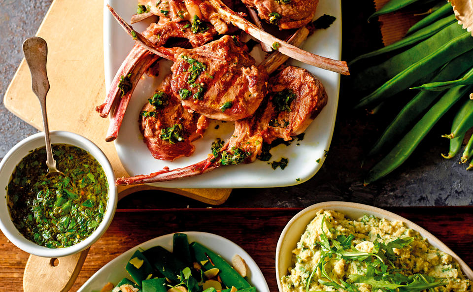 Lammkoteletts mit Salsa verde, Artischockenpüree und Fisolen-Mandelgemüse