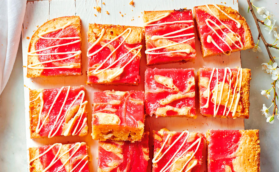 Blondies mit weißer Schokolade und Rhabarber • Rezept • GUSTO.AT