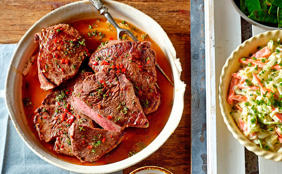 Minutensteaks mit Karotten-Kohlrabi-Coleslaw