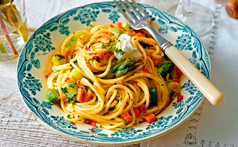 Spaghetti mit Kräutersauce, Spargel und Chili