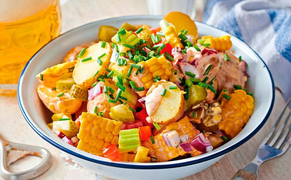 Erdäpfelsalat mit Maiskolben und Essiggurkerln