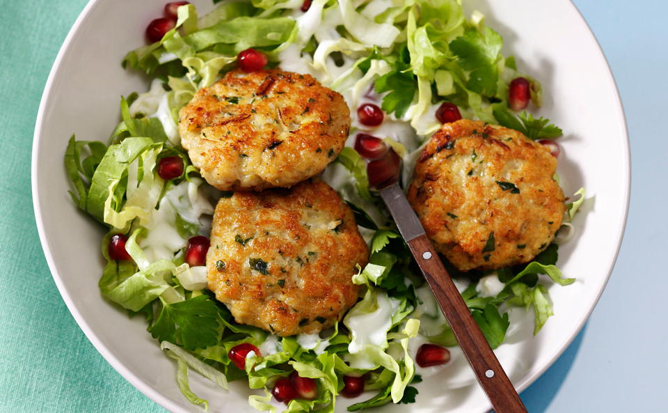 Endivien-Granatapfel-Salat mit Hühner-Kokos-Laibchen