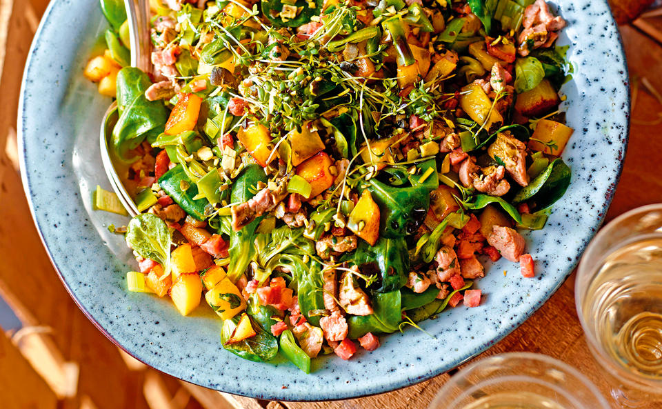 Vogerlsalat mit Schweinsfilet, Zuckerschoten und Senfdressing