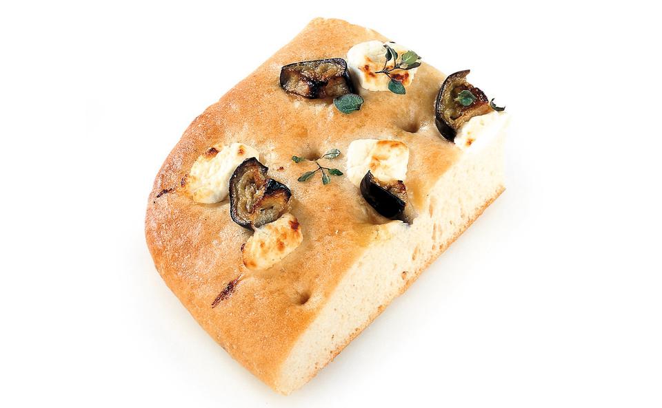 Focaccia mit Melanzani und Robiola