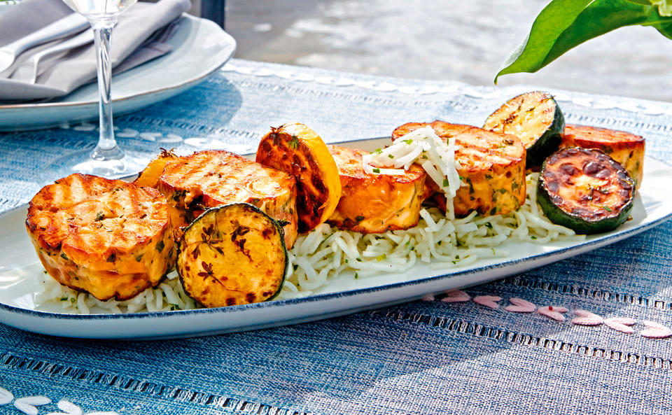 Laugenknödel vom Grill mit Zucchini und Rettichsalsa