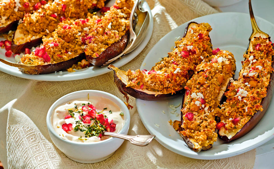 Gefüllte Mini-Melanzani mit Kichererbsen-Quinoa, Feta und Granatapfelsauce