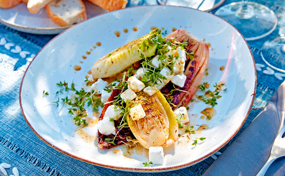 Gegrillter Salat mit Mozzarella und Balsamico-Kräuterdressing