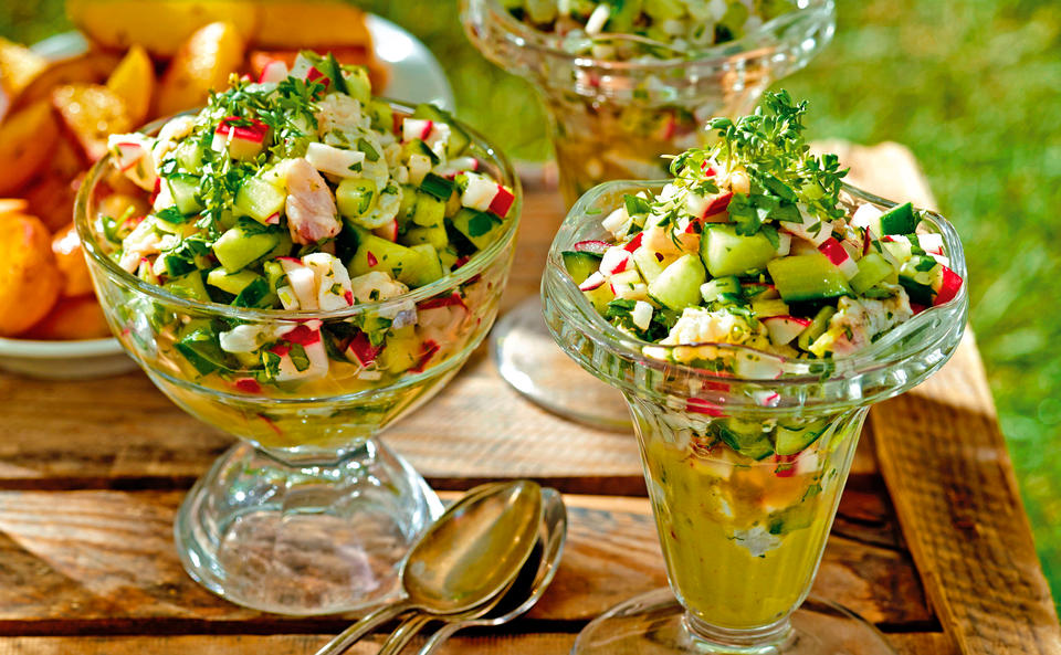 Zander-Ceviche mit Gurken und Radieschen auf Avocadocreme