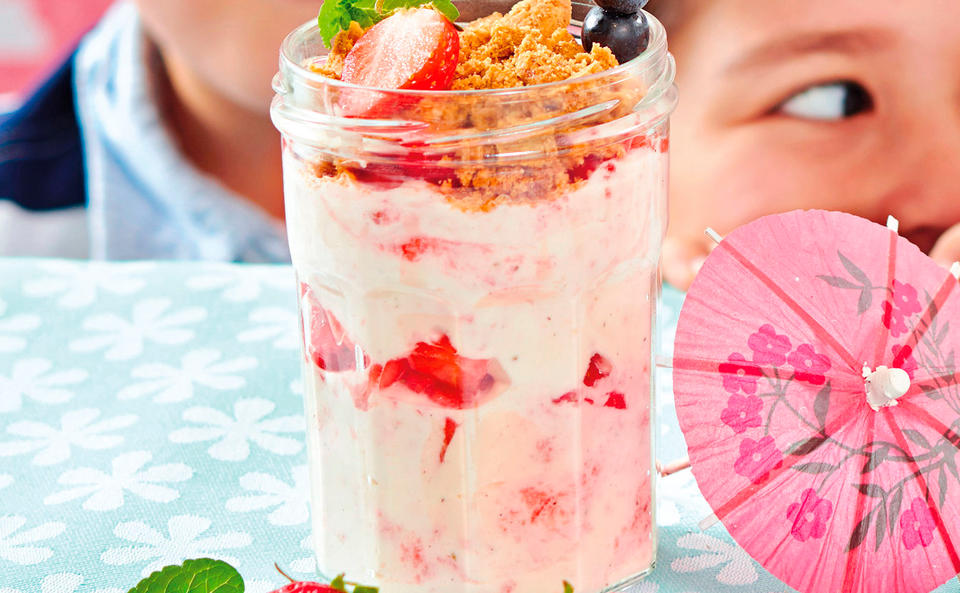 Erdbeer-Joghurt-Trifle mit Obst-Zauberstab
