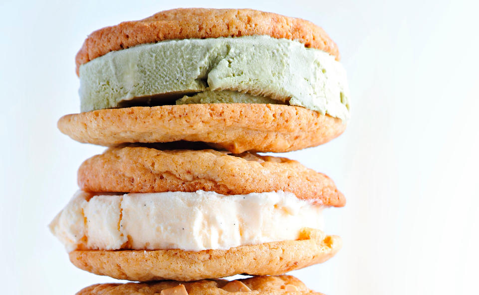 Eis-Sandwiches mit Kokos- und Matcha-Parfait • Rezept • GUSTO.AT