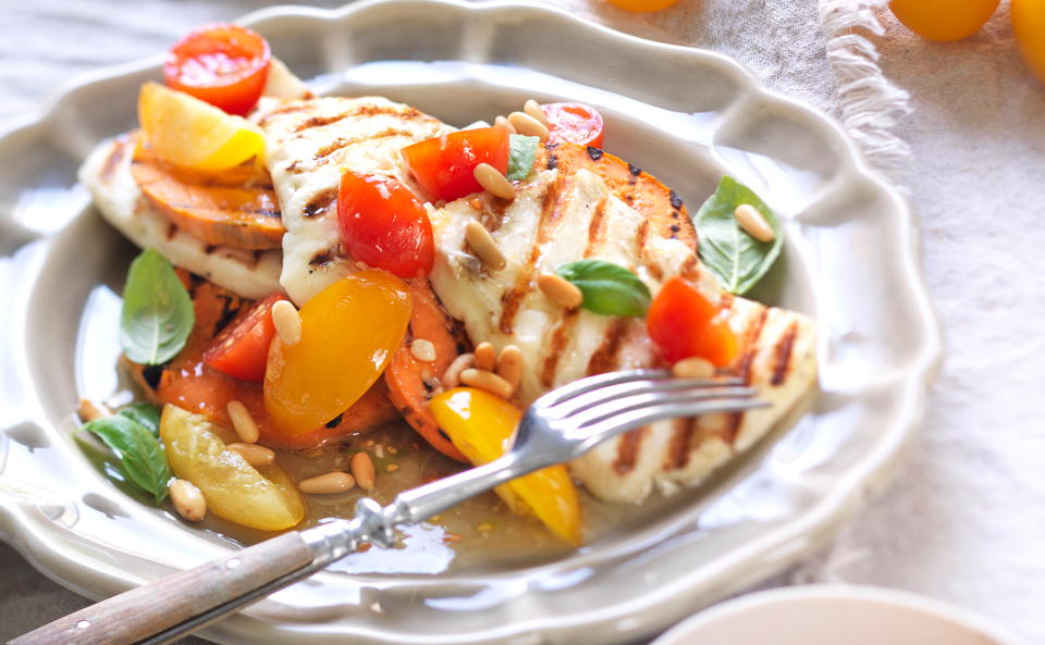 Halloumi-Süßkartoffelpfanne mit Paradeisermarinade