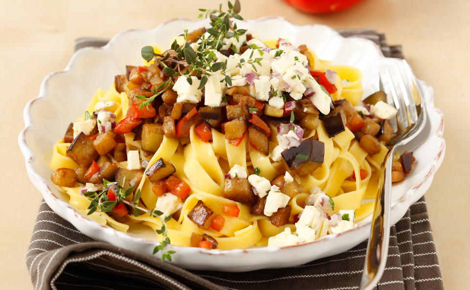 Tagliatelle mit Melanzanisugo und Thymianpesto