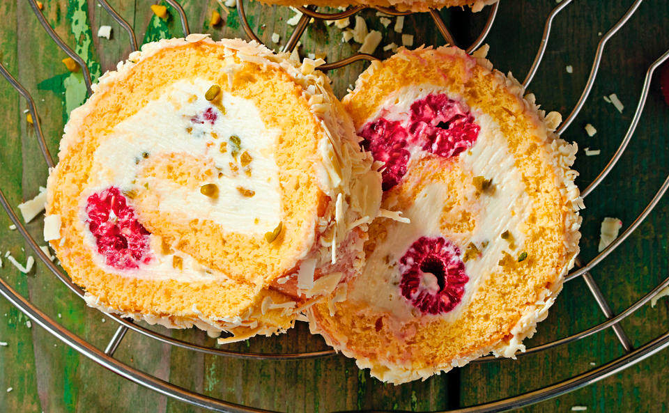 Weiße Schokoroulade mit Himbeeren & Pistazien