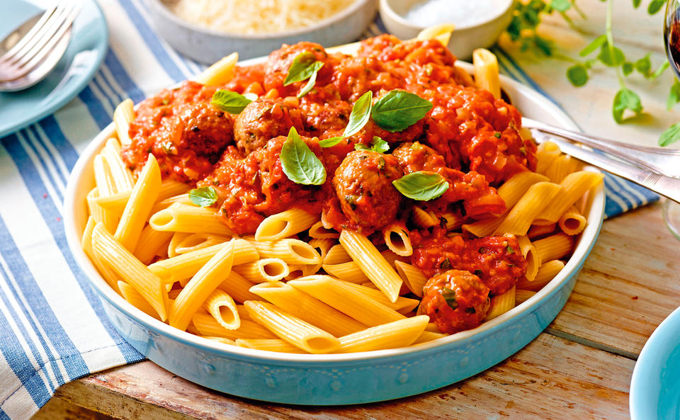 Penne mit Fleischbällchen und Paradeissauce