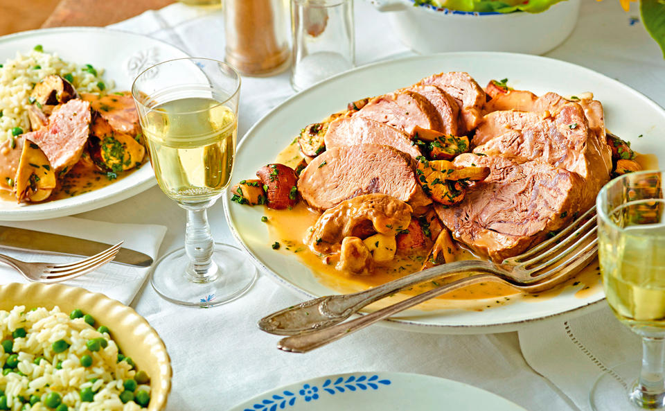 Kalbsvögerl mit Champignonsauce, Risipisi und Salat