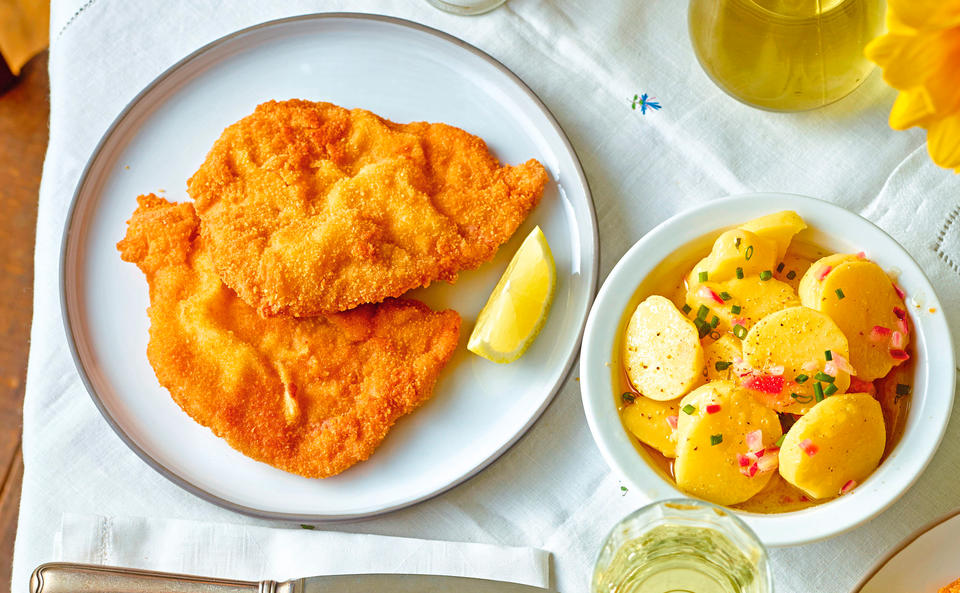 Gebackenes Schweinsschnitzel mit Erdäpfelsalat