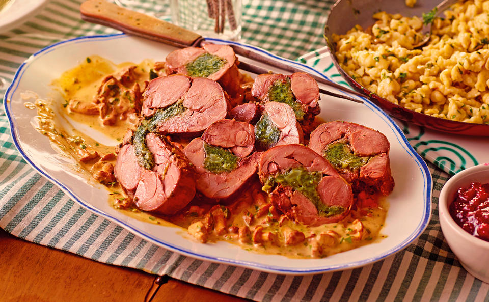 Hasenkeule mit Mangoldfülle, Schwammerlsauce und Kressespätzle