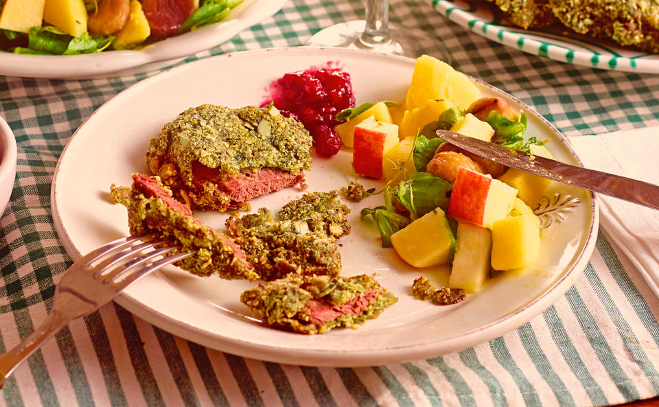 Wildschweinschnitzel mit Kürbiskernpanier und Erdäpfel-Maronisalat