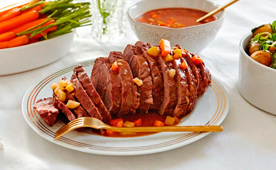 Rindsbraten mit Rahmsauce, Jungkarotten und Erdäpfeln