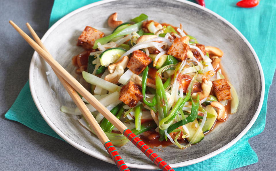 Gemüse-Wok mit mariniertem Tofu