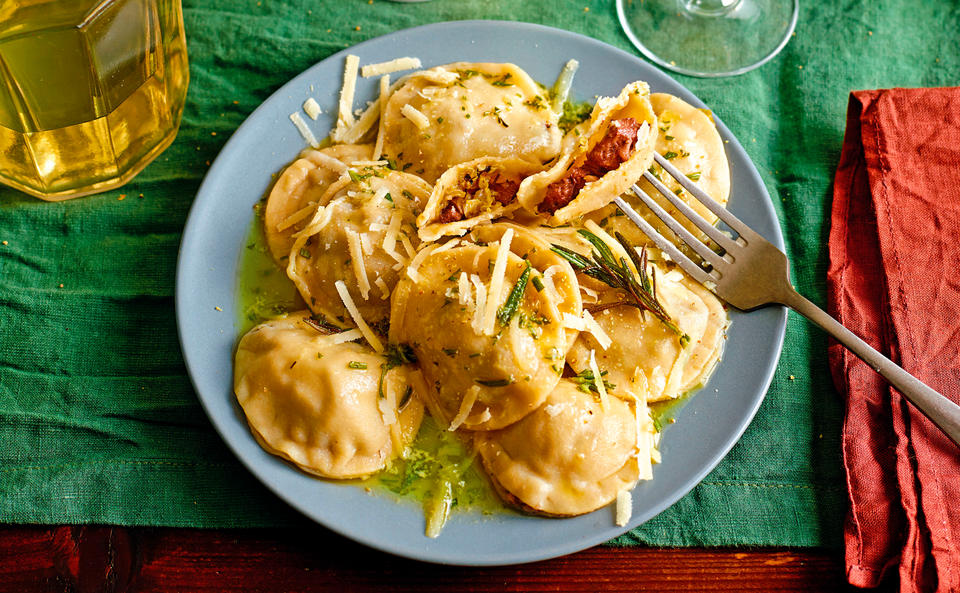 Ravioli mit Ganslfülle, Rosmarinbutter und Bergkäse