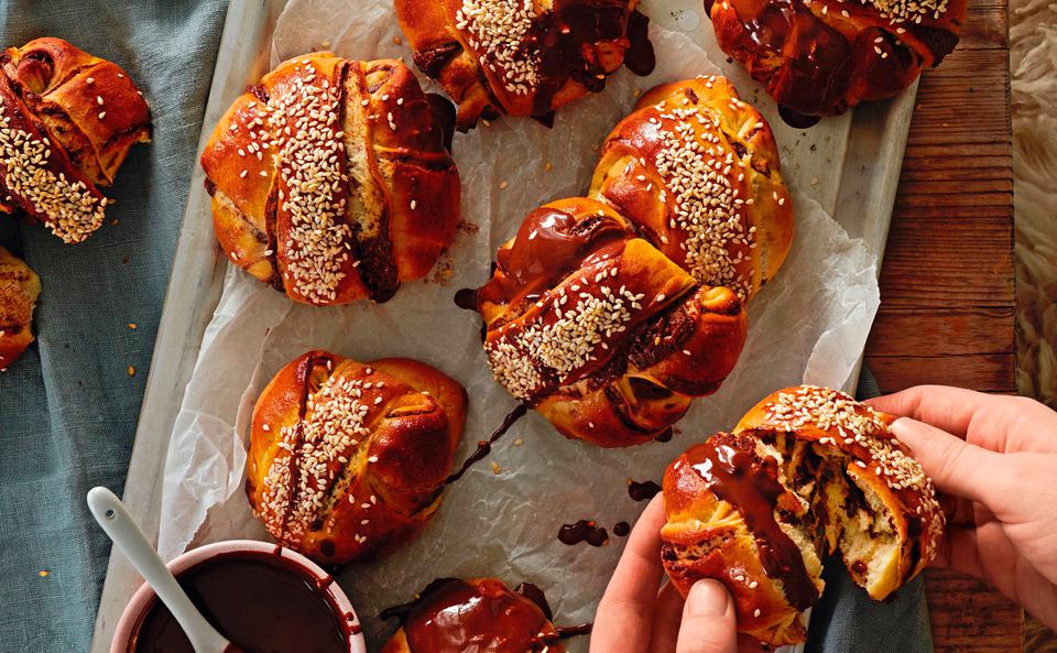 Kanelbullar mit Sesam