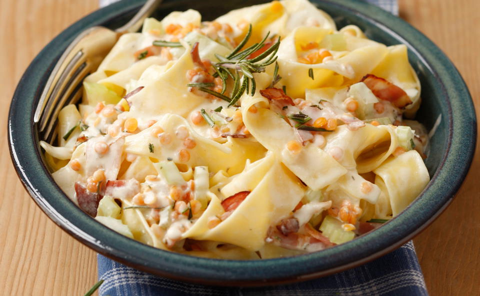 Cremige Pappardelle mit Linsen und Speck