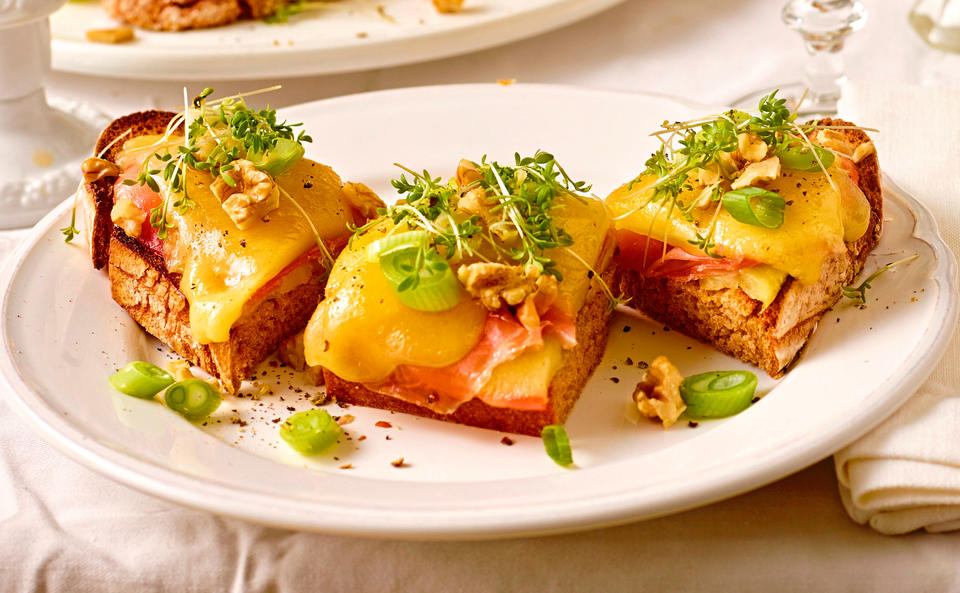 Raclettebrot mit Speck, Äpfeln und Nüssen