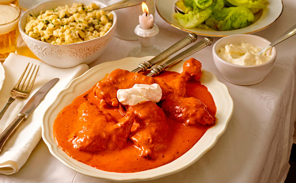 Paprikahendl mit Butternockerln und Salat