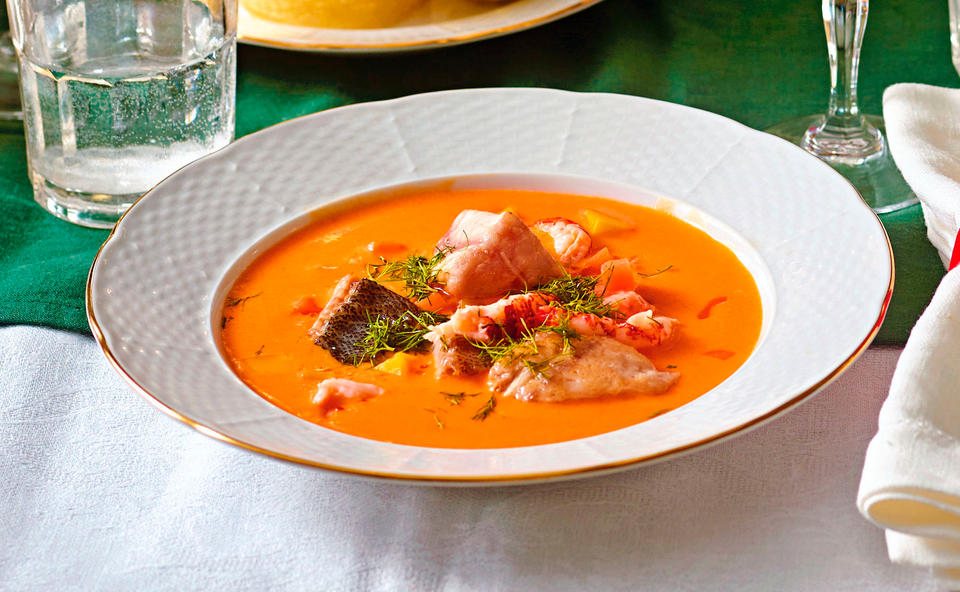 Fischsuppe mit Lachsforelle, Wels, Flusskrebsen und Dille