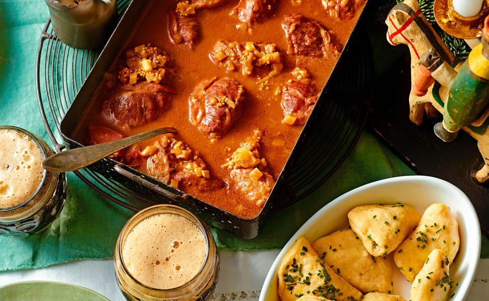 Schweinsbackerl mit dunklem Bier und Grammeltascherln