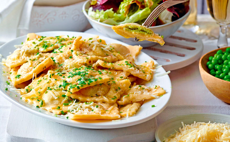 Ravioli mit Erbsen-Ricottafülle und brauner Butter