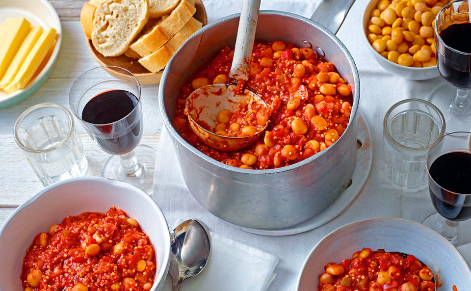 Lupinenchili mit weißen Bohnen und Quinoa