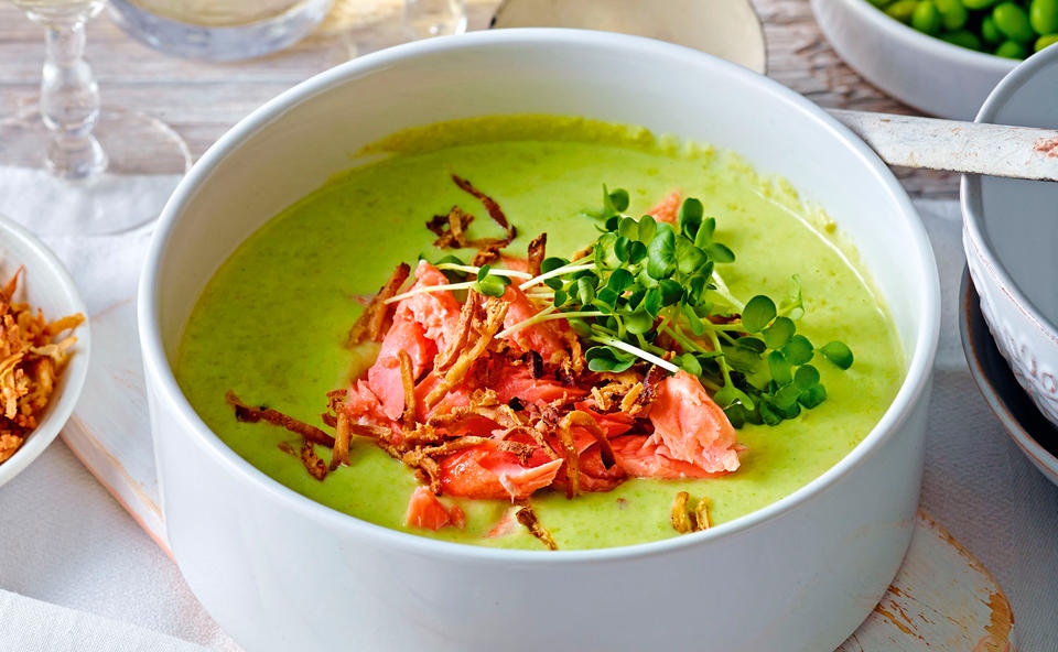 Sojabohnen-Suppe mit Pulled Lachsforelle und Knuspertofu