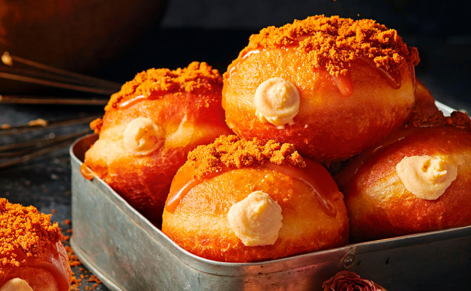 Krapfen mit Cheesecakefülle und Karamell