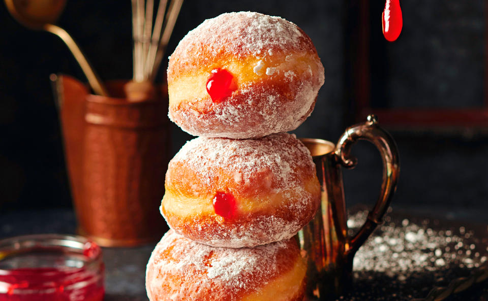 Krapfen mit Erdnussbutter und Erdbeermarmelade