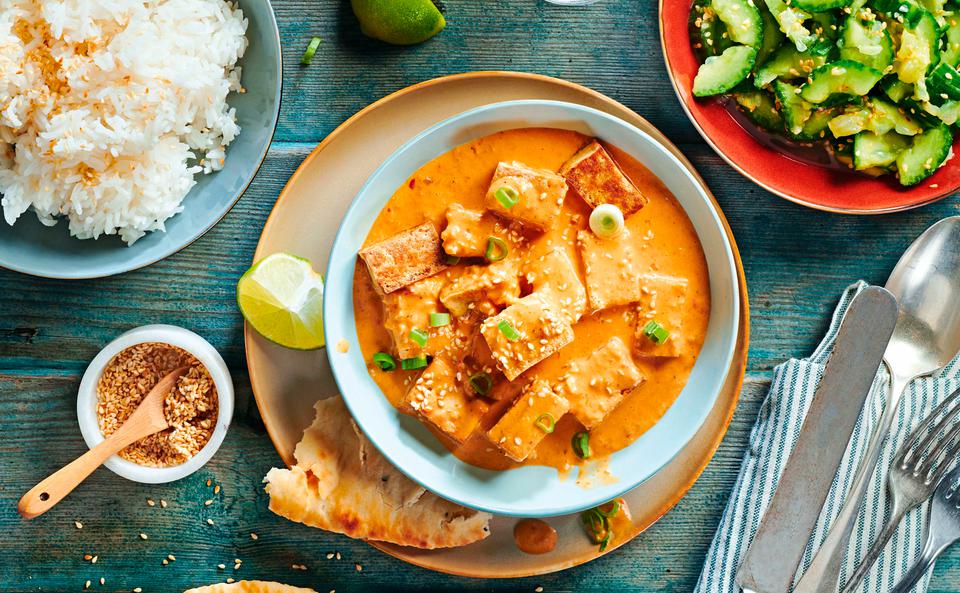 Cremiger Kokos-Tofu mit Sesam-Gurkensalat