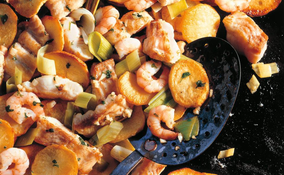 Erdäpfel-Wels-Gröstl mit Shrimps und Lauch