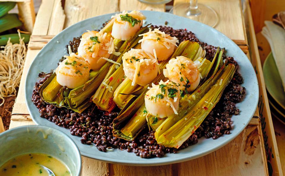 Lauchschiffchen mit Zitronen-Linsensalat und Jakobsmuscheln