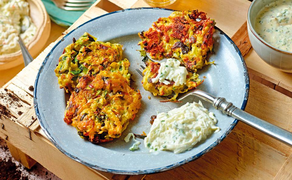 Erdäpfel-Lauchpuffer mit Gorgonzola und Kresse-Apfelmayonnaise